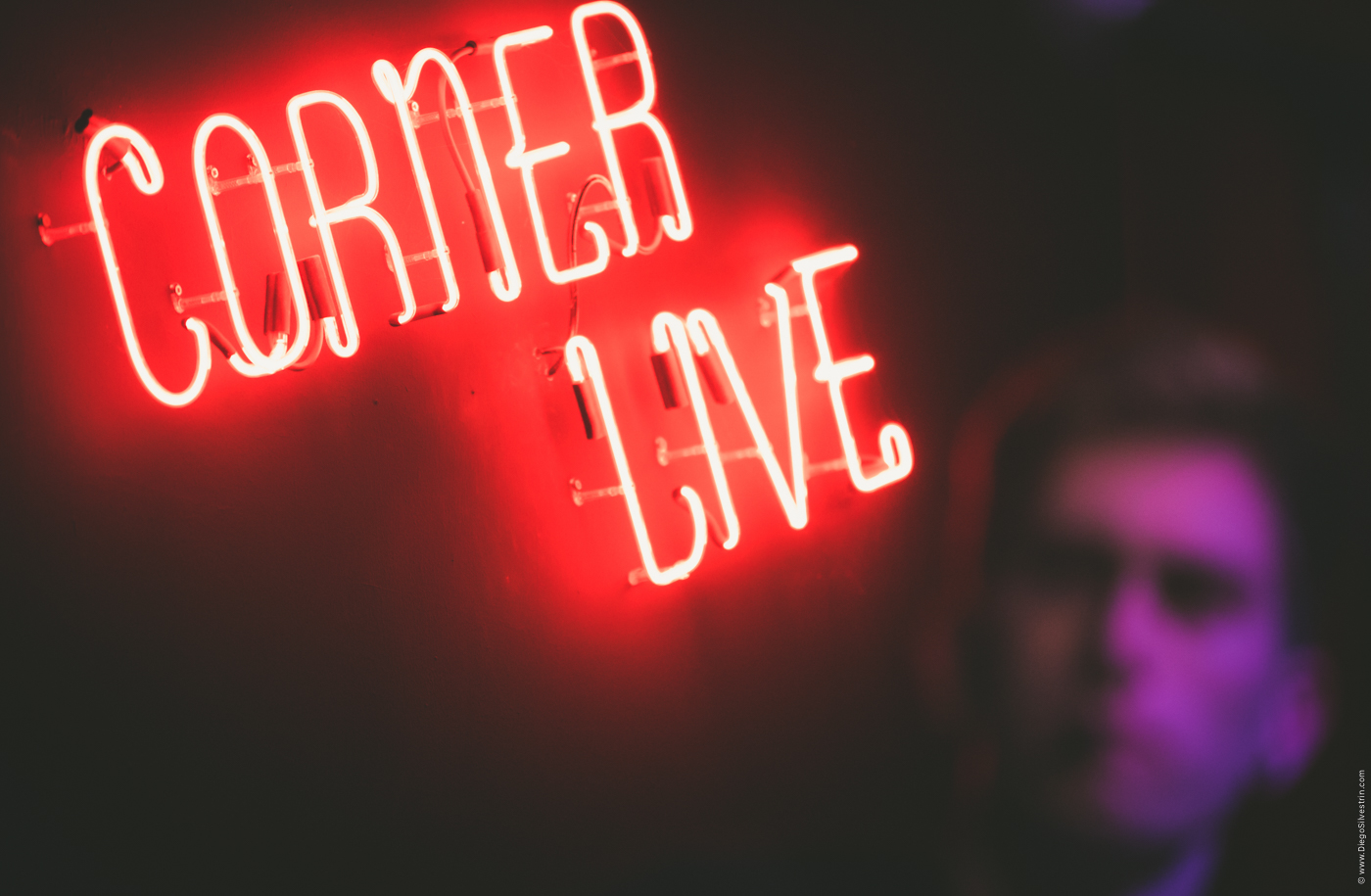 Corner Live